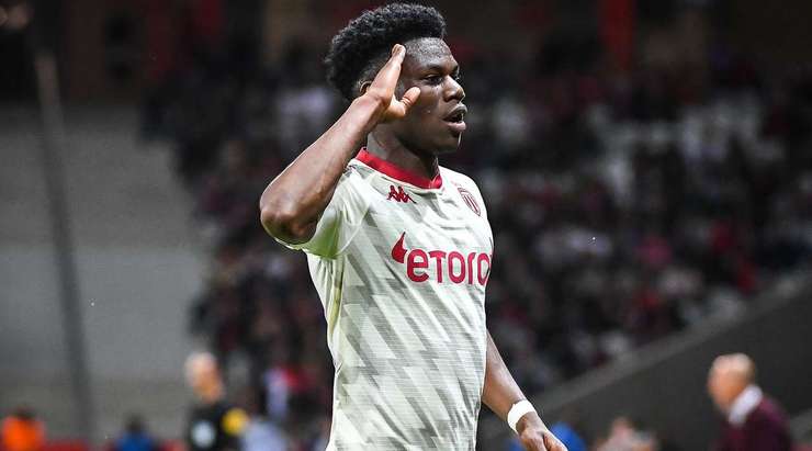 Vào! Từ ngoài vòng cấm địa, Aurelien Tchouameni (Monaco) kiểm soát gọn gàng một đường chuyền chính xác từ Wissam Ben Yedder. Anh quan sát nhanh và tung một cú sút không thể cản phá đi thẳng vào góc thấp bên phải khung thành. Tỉ số là 0:1.