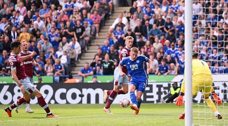 Harvey Barnes (Leicester) có rất nhiều khoảng trống sau khi đón một đường chuyền chính xác trong vòng cấm. Anh không do dự tung một cú sút tuyệt vời, đưa bóng vào góc thấp bên phải cầu môn.