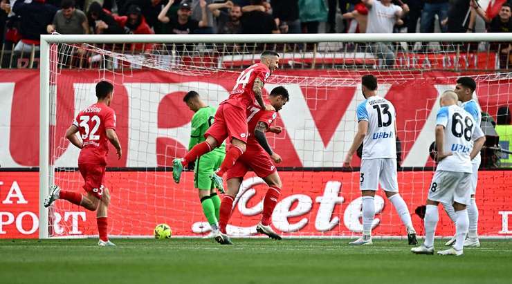 Bóng bật ra và đến chân của Andrea Petagna (Monza) ở ngay bên ngoài vòng cấm. Anh không hề do dự và tung một cú sút tuyệt vời vào góc trái phía dưới. Pha dứt điểm đi ra ngoài tầm với của thủ thành Pierluigi Gollini và tỉ số đã được thay đổi thành 2:0.