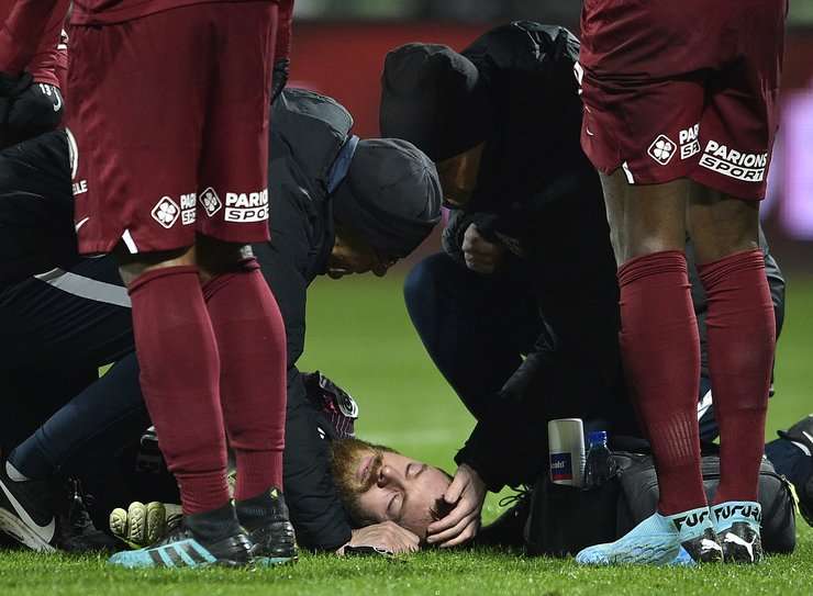 Alexandre Oukidja (Metz) đang nằm sân sau pha tranh bóng trước đó và đội ngũ y tế đang được gọi vào để giúp anh ấy.