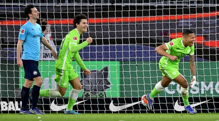 Vào! Aster Vranckx (Wolfsburg) sút bóng bật ra đi chìm vào chính giữa khung thành sau khi bóng đến chỗ anh ấy trong vòng cấm. Tỉ số là 1:0.