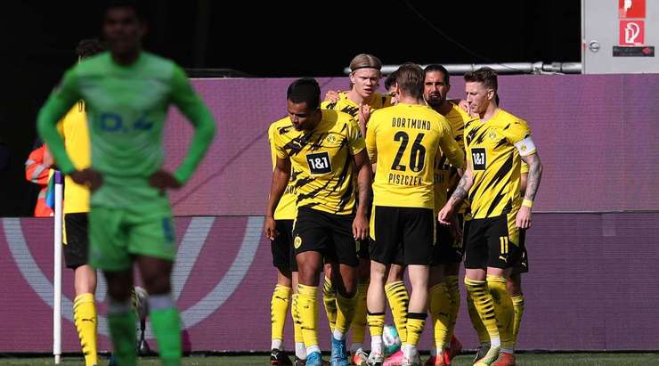 Erling Haaland (Dortmund) đón một đường chuyền chính xác trong vòng cấm và tung cú sút tuyệt vời vào góc trái phía dưới và làm tung lưới.