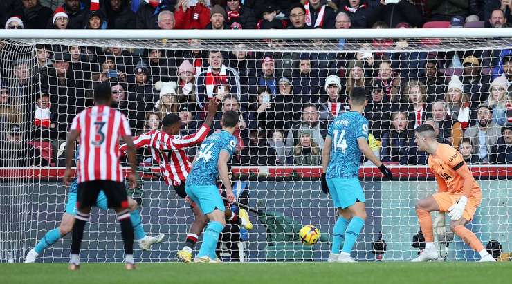 Ivan Toney (Brentford) nhận bóng ở một vị trí sâu bên trong vòng cấm từ tình huống bóng bật ra sau quả phạt góc. Anh đã đánh bại thủ môn với một cú sút sắc bén! Các cổ động viên đang ăn mừng!