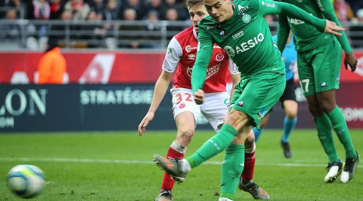 Romain Hamouma (St Etienne) nhận một đường chuyền của đồng đội vào trong vòng cấm và ghi bàn bằng một cú sút chìm hoàn hảo vào phía trong cột dọc bên phải. Một pha xử lý gọn gàng!