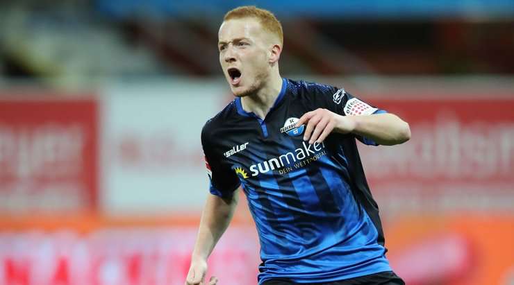 Một khoảnh khắc đẹp mắt! Sebastian Vasiliadis (Paderborn) lấy bóng và tung một cú sút mạnh từ xa. Đó là một quyết định sáng suốt và pha dứt điểm vừa rồi đã đi thẳng vào ngay giữa khung thành. Thủ môn Koen Casteels chỉ có thể lắc đầu trong tuyệt vọng! Tỉ số đã được nâng lên 2:3.