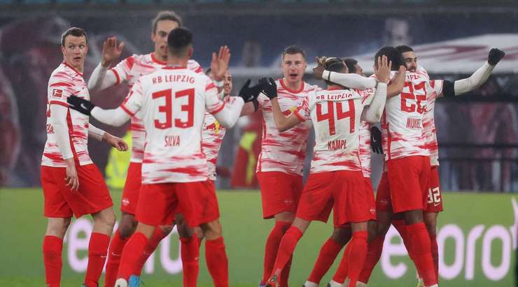 VÀO! Josko Gvardiol (RB Leipzig) nhận một đường chuyền và từ trong vòng cấm anh ấy lốp bóng qua Koen Casteels, người đã ra khỏi vạch vôi. Một pha dứt điểm tuyệt vời! 2:0.