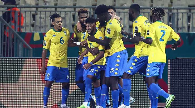 Một nỗ lực cá nhân đáng kinh ngạc của Jim Allevinah (Gabon) kết thúc với một cú sút từ trong vòng cấm. Cầu thủ này đưa bóng đi hiểm hóc vào góc thấp bên phải và thay đổi tỉ số thành 1:1. Thủ môn Joe Wollacott đã không thể làm được gì.