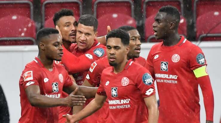 Vào - 2:0! Robin Quaison kiến tạo cho Karim Onisiwo (Mainz) trong vòng cấm và anh ấy đưa bóng vào góc phải phía dưới và qua Leopold Zingerle.