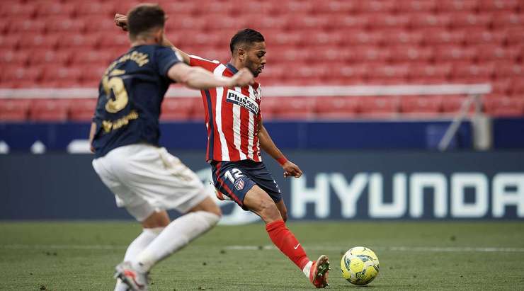 Renan Lodi (Atl. Madrid) có một pha chạm bóng tinh tế để kiểm soát một quả tạt đẹp mắt bên trong vòng cấm và tung cú sút sấm sét vào nóc lưới. Một bàn thắng xuất sắc!