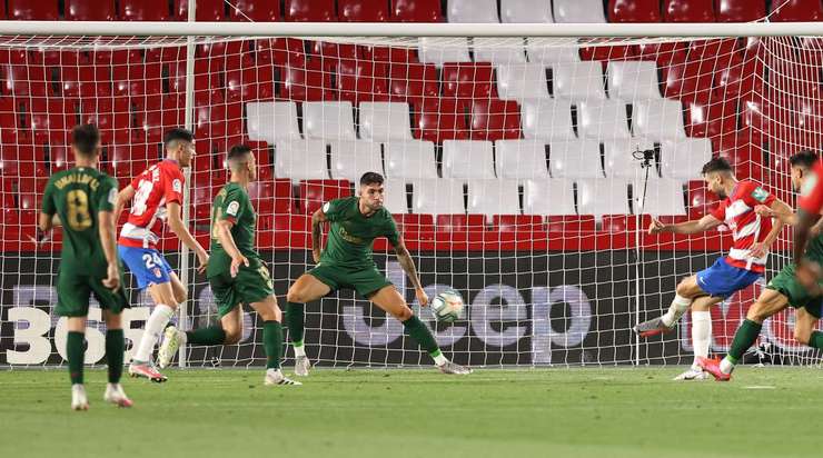 Vào! Carlos Neva tung một đường chuyền tốt vào vòng cấm và bóng tìm đến Antonio Puertas (Granada CF). Cầu thủ này không bỏ lỡ vận may của mình và dễ dàng sút bóng từ cự ly gần vào lưới. 2:0.