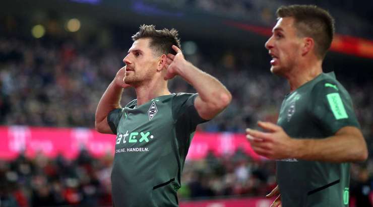 Jonas Hofmann (B. Monchengladbach) đón một đường chuyền trong vòng cấm và ghi bàn với một cú sút vào phía trong cột dọc bên trái. Thủ môn đã không thể làm gì được.
