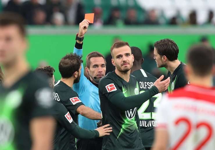 Marin Pongracic (Wolfsburg) nhận thẻ đỏ vì hành vi thiếu suy nghĩ. Đội của anh ấy bây giờ sẽ phải thi đấu thiếu người.