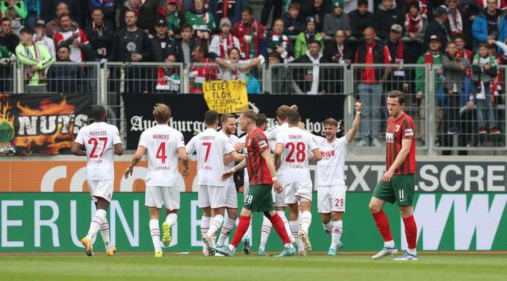 Jan Thielmann (Köln) nhận bóng trong vòng cấm, anh xoay trở rất nhanh nhẹn và tung cú sút chìm, găm bóng vào sát mép trong cột dọc bên trái.