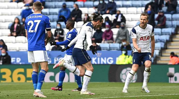 Vào! Đường trả bóng về tuyến hai từ đường biên ngang của Harry Kane kiến tạo cơ hội cho Gareth Bale (Tottenham) dễ dàng sút chìm, đưa bóng vào chính giữa khung thành. 2:3.