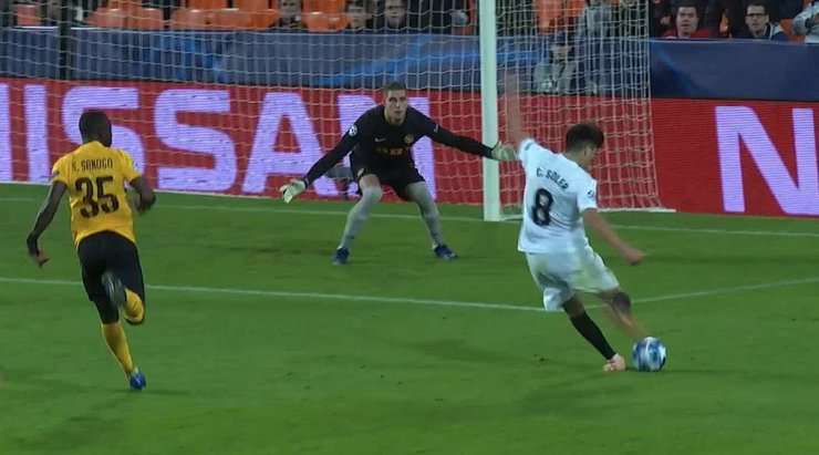 Carlos Soler (Valencia) có một pha đi bóng độc diễn tuyệt vời và dứt điểm từ trong vòng cấm, đánh bại thủ môn David von Ballmoos với một cú sút vào góc trái phía dưới. Tỉ số bây giờ là: 3:1.