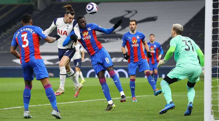 VÀO! Gareth Bale (Tottenham) ghi bàn với một cú đánh đầu từ cự li gần sau khi Harry Kane đánh đầu một quả tạt bổng rất chính xác vào đúng hướng di chuyển của anh. Tỉ số là 2:1.