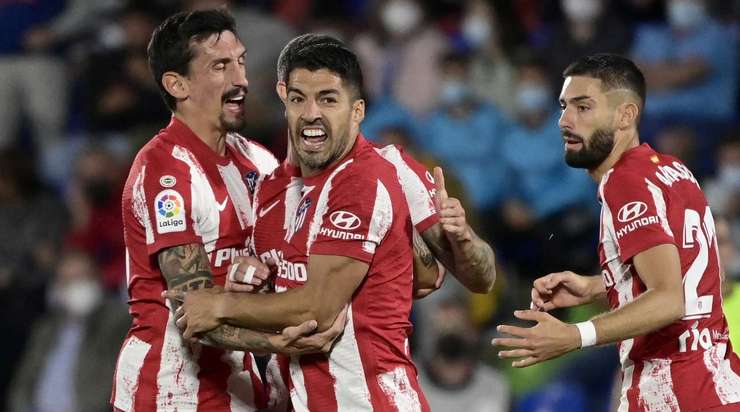 Vào! Mario Hermoso thực hiện một quả tạt vào vòng cấm và kiến tạo thành công cho Luis Suarez (Atl. Madrid), người đã đón bóng và dứt điểm gọn gàng vào ngay giữa khung thành. Tỉ số đã được nâng lên 1:1.
