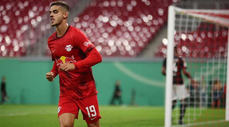 Vào - 0:3! Timo Werner kiến tạo cho Andre Silva (RB Leipzig) trong vòng cấm và anh ấy đưa bóng vào góc trái phía dưới và qua Yannick Zummack.