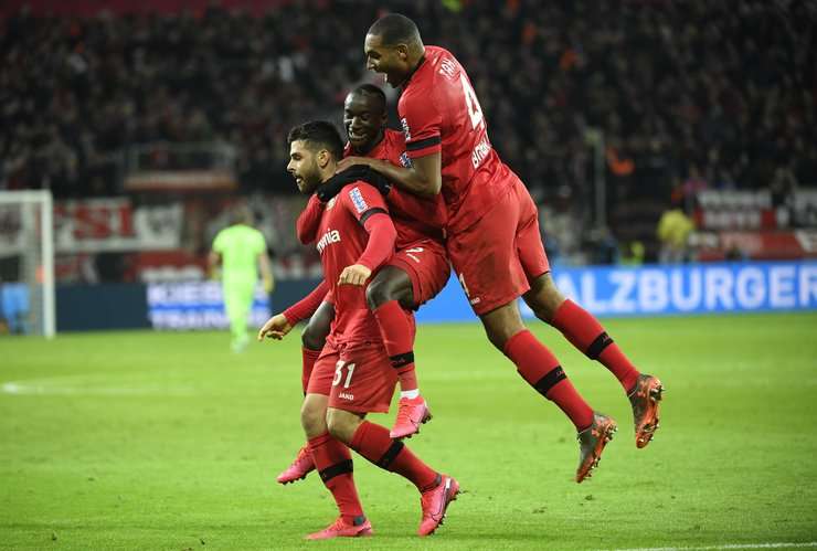 Vào! Jonathan Tah kiến tạo cho Kevin Volland (Bayer Leverkusen) một đường chuyền tốt trong vòng cấm. Nó cho phép anh ấy dứt điểm với một cú sút chuẩn xác vào góc phải phía dưới. 2:2.