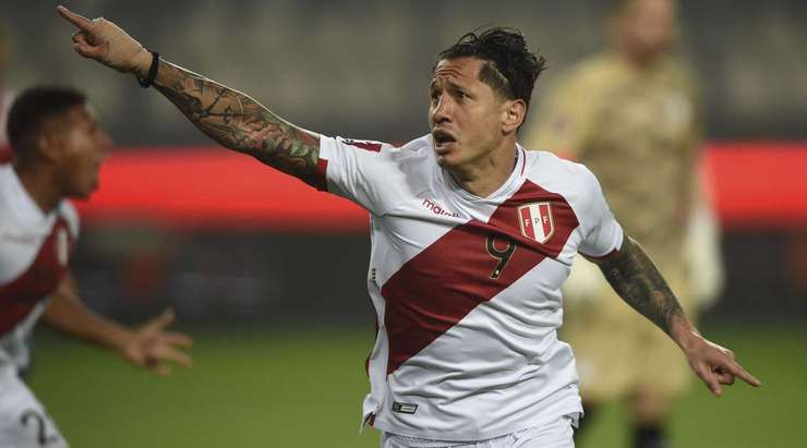 Gianluca Lapadula (Peru) nhận một đường chọc khe tốt và nã quả bóng đập cột dọc vào lưới. Có thể đây chưa phải là một cú dứt điểm đẹp mắt, nhưng tính hiệu quả của nó thì không còn gì phải bàn.