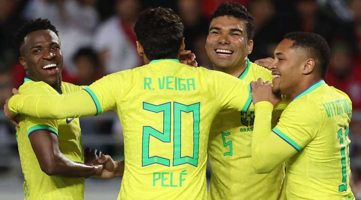 Casemiro (Brazil) ghi bàn! Anh ấy đón một đường chuyền của đồng đội và tung một cú sút hoàn hảo từ rìa vòng cấm, đi vào góc thấp bên phải khung thành, vượt quá tầm với của thủ môn.