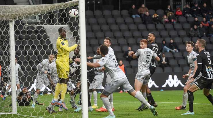 Vào! Sofiane Boufal (Angers) thoát khỏi cầu đang thủ theo kèm mình để đón bóng từ quả đá phạt của Nabil Bentaleb và anh đánh đầu căng như kẻ chỉ từ giữa vòng cấm vào góc cao bên trái. Một pha dứt điểm tuyệt vời - 1:2!