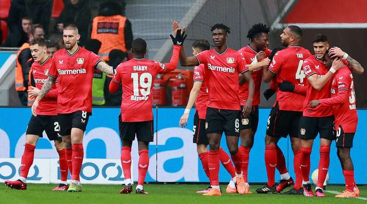 Vào - 1:0! Jeremie Frimpong chuyền bóng như đặt cho Sardar Azmoun (Bayer Leverkusen), người có một cú sút từ cự ly gần vào góc thấp bên trái mành lưới, dễ dàng đánh bại thủ môn.