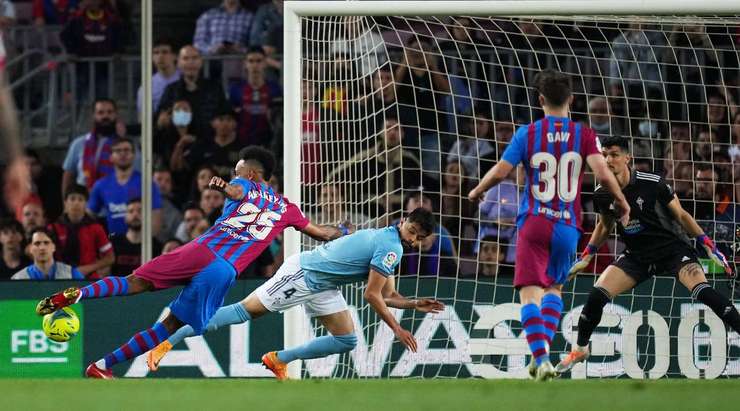 Vào! Pierre-Emerick Aubameyang (Barcelona) chớp cơ hội sau một tình huống bóng bật ra trong vòng cấm và đánh bại thủ môn với một cú sút vào mé trong cột dọc bên phải. Tỉ số đã được nâng lên: 2:0.