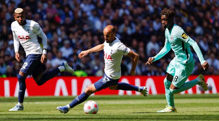 Một cơ hội không được tận dụng! Lucas Moura (Tottenham) chuyền bóng vào vòng cấm, nhưng thủ môn Robert Sanchez đã phản ứng rất tốt hóa giải pha tấn công.