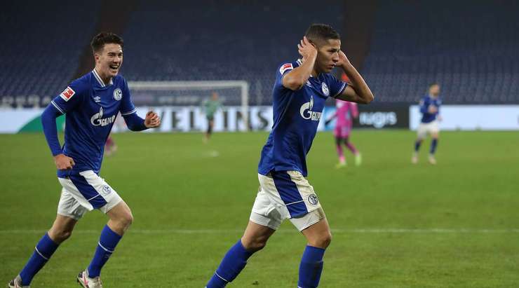 Vào! Amine Harit (Schalke) có đủ khoảng trống trong vòng cấm để đón một đường chuyền từ Bastian Oczipka và dứt điểm gọn gàng vào góc thấp bên trái khung thành. 4:0.