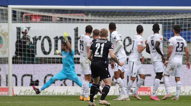 Từ vị trí đá phạt, Andreas Voglsammer (Arminia Bielefeld) vẽ một đường vòng cung chính xác vào góc cao bên trái khung thành bằng một cú sút khiến người xem phải trầm trồ!