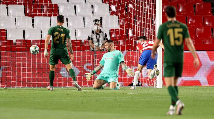 Vào - 3:0! Antonio Puertas chuyền bóng đến Carlos Fernandez (Granada CF) và cầu thủ này có một cú sút từ cự ly gần vào lưới, trong sự bất lực của thủ môn.