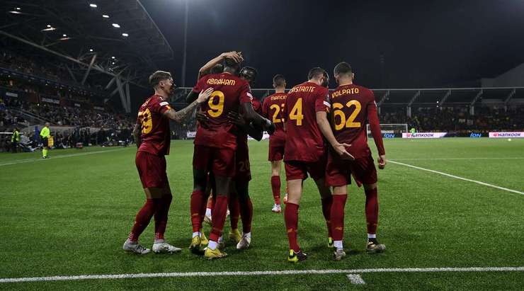 Tammy Abraham (AS Roma) đang ăn mừng một bàn thắng đẹp mắt! Cầu thủ này chiến thắng trong pha không chiến và đánh đầu quả đá phạt vào góc trái cầu môn. 0:1!