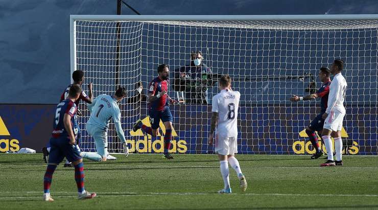 Quá xuất sắc! Jose Morales (Levante) canh thời điểm hoàn hảo để đón một quả tạt và sút bóng sấm sét từ sâu trong vòng cấm vào góc cao bên phải!