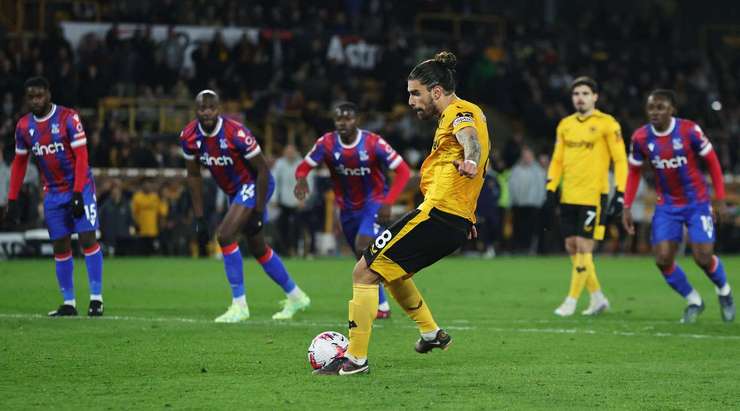 VÀO! Đó là một cú sút phạt đền tuyệt vời của Ruben Neves (Wolves) về phía góc thấp bên phải khung thành, không có một chút cơ hội nào cho thủ môn Sam Johnstone để cản phá!