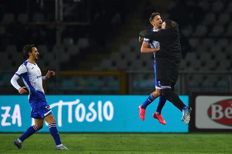 Một cú sút tuyệt vời! Gaston Ramirez (Sampdoria) thể hiện sự bình tĩnh tuyệt vời trong vòng cấm để tung một cú sút nhanh vào góc trái phía dưới. Tỉ số là 1:2.