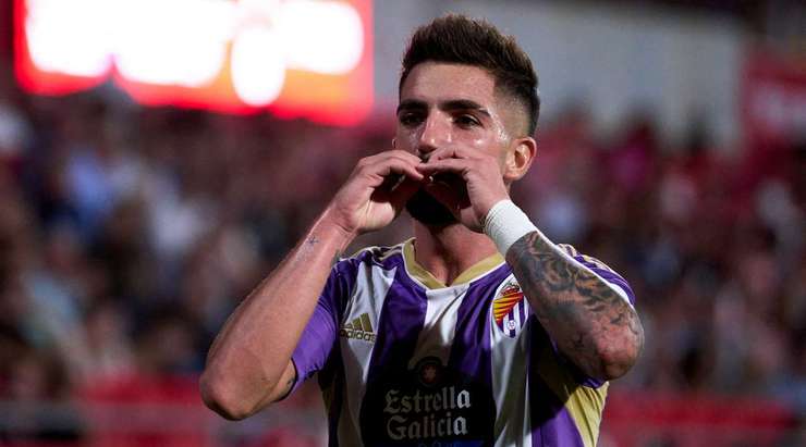 Monchu (Valladolid) ghi bàn! Anh nhận một đường chuyền chuẩn xác của đồng đội và tung một cú sút thẳng từ xa. Cú sút của anh ấy đưa bóng nằm gọn trong lưới sau khi nó khẽ chạm vào mép trong cột dọc bên trái.