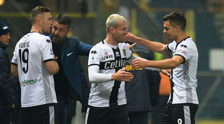 Simone Iacoponi (Parma) đón bóng từ quả phạt góc trước đó và tung cú đánh đầu chuẩn xác vào góc cao bên phải trong sự ngỡ ngàng của thủ môn. Các cầu thủ đối phương đang nhìn nhau, dường như họ chưa kịp hiểu chuyện gì đã xảy ra. Ai sẽ là người chịu trách nhiệm? Simone Iacoponi (Parma) đã có lý do để ăn mừng!