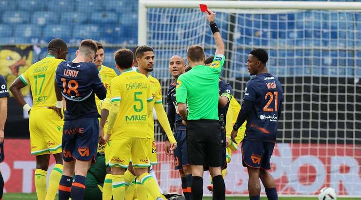 Wahbi Khazri (Montpellier) đốn ngã một cầu thủ đối phương bằng một cú chuồi bóng ác ý. Trọng tài không hề do dự và rút ra một tấm thẻ đỏ!