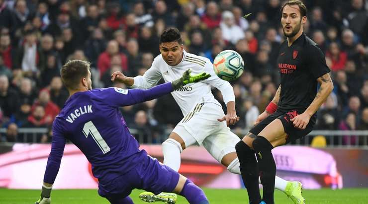 Vào! Luka Jovic lấy bóng, giúp Casemiro (Real Madrid) thoát xuống vòng cấm và anh ấy ghi bàn với một pha dứt điểm bấm bóng thú vị để thay đổi tỉ số thành 1:0.