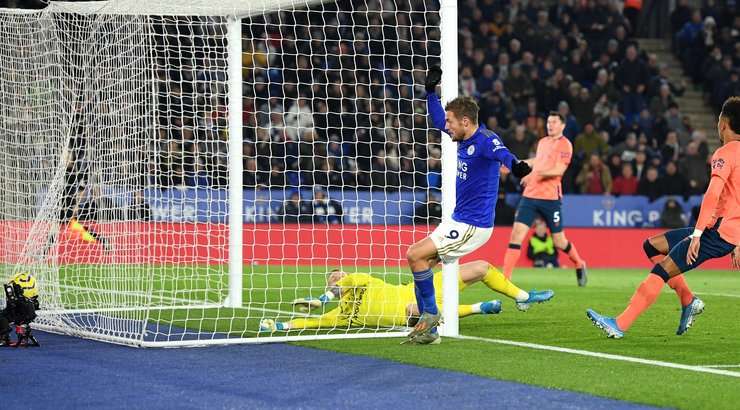 Kelechi Iheanacho có bóng ở một vị trí thuận lợi để có thể sút ngay, nhưng anh ấy quan sát thấy một đồng đội của mình và quyết định chuyền bóng. Jamie Vardy (Leicester) không bỏ lỡ cơ hội và đánh bại thủ môn với một cú sút chuẩn xác vào góc thấp bên trái, thay đổi tỉ số thành 1:1.