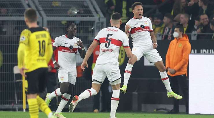 Roberto Massimo (VfB Stuttgart) có một pha đi bóng độc diễn tuyệt vời và dứt điểm từ trong vòng cấm, đánh bại thủ môn Gregor Kobel với một cú sút vào góc trái phía dưới. Tỉ số bây giờ là: 1:1.