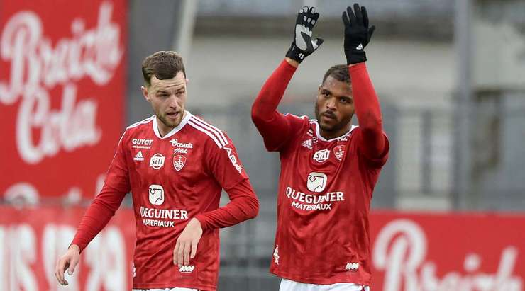 Vào! Steve Mounie (Brest) sút bóng bật ra vào chính giữa khung thành sau khi bóng đến chỗ anh ấy trong vòng cấm. Tỉ số là 2:0.
