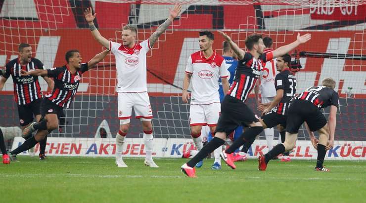 Bàn thắng xuất sắc của Timothy Chandler (Eintracht Frankfurt)! Một đường chuyền rất tốt đặt anh ấy vào thế đối mặt với thủ môn và anh không bỏ qua cơ hội ghi bàn với một cú sút vào chính giữa khung thành, đưa bóng lọt qua người thủ môn.