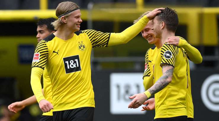 Marco Reus (Dortmund) đặt bóng để chuẩn bị cho quả đá phạt và tung một cú sút chuẩn xác vào góc phải phía dưới. Một bàn thắng rất xứng đáng!