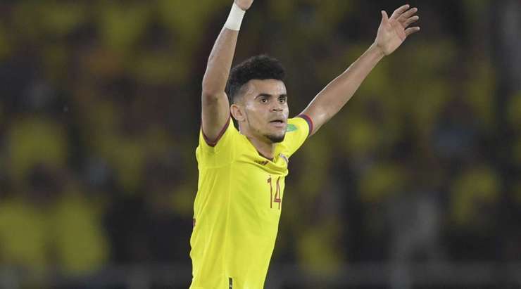 Luis Diaz (Colombia) ghi bàn! Anh ấy đón một đường chuyền của đồng đội và tung một cú sút hoàn hảo từ rìa vòng cấm, đi vào phía trong cột dọc bên phải khung thành, vượt quá tầm với của thủ môn.