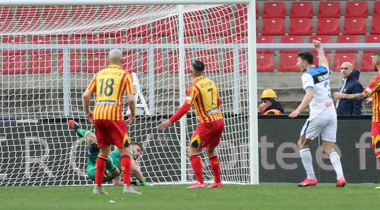 Đó là một bàn phản lưới nhà! Một khoảnh khắc quá xui xẻo đối với Giulio Donati (Lecce). Anh đã nỗ lực đánh đầu phá bóng trong một tình huống chống phạt góc, nhưng rốt cuộc lại tự đưa bóng về lưới nhà. Tỉ số là 2:6.