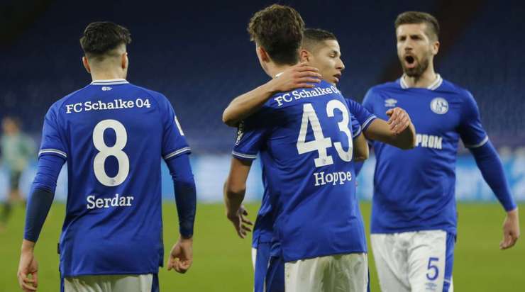 Vào! Matthew Hoppe (Schalke) sút bóng bật ra vào góc phải phía dưới sau khi bóng đến chỗ anh ấy trong vòng cấm. Tỉ số là 1:1.