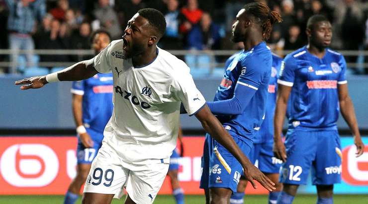 VÀO! Chancel Mbemba (Marseille) ghi bàn với một cú đánh đầu từ cự li gần sau khi Matteo Guendouzi đánh đầu một quả tạt bổng rất chính xác vào đúng hướng di chuyển của anh. Tỉ số là 0:1.