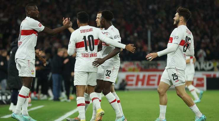 Serhou Guirassy (VfB Stuttgart) nhận một đường chuyền đẹp mắt từ đồng đội và tung cú sút căng, đưa bóng vào góc cao bên phải. Một cú sút rất hiểm hóc!
